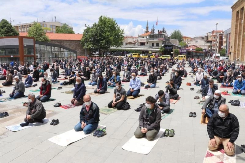 Vatandaşlar cami avluları, pazaryerleri ve statta cuma namazı kıldı