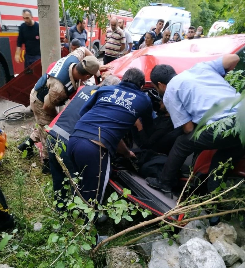 Tavuğa çarpmamak için kaza yaptı: 2 yaralı
