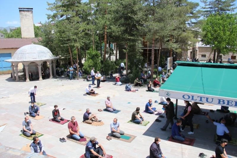 Oltu’da tarihi Aslanpaşa Camisi’nde cuma kılındı
