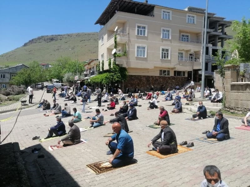 Solhan’da avluya sığmayan cemaat caddede saf tuttu
