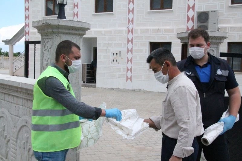 Menderes’te seccadeler dağıtıldı, cuma namazı kılındı
