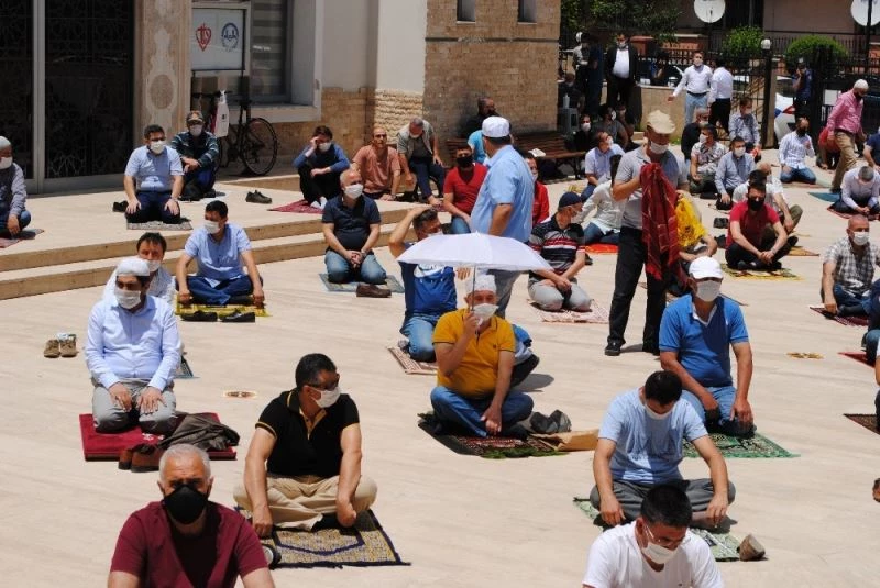 Cuma namazı sonrası vatandaşlar duygulu anlar yaşadı
