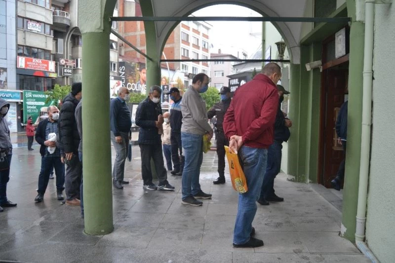 Bolu’da, 74 gün sonra ilk kez camilerde cemaatle namaz kılındı
