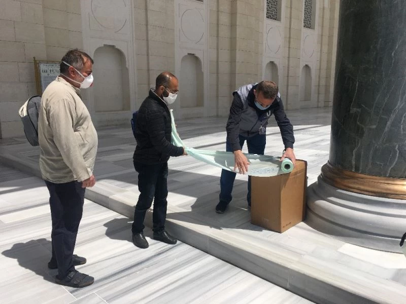 Büyük Çamlıca Camii’nde cemaatle sosyal mesafeli ilk Cuma namazı kılındı
