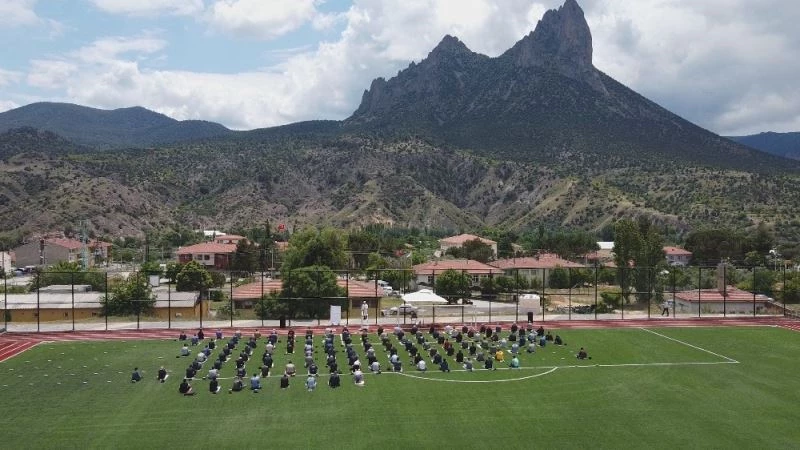 Sarıcakaya’da Cuma namazı hala sahalarda kılındı
