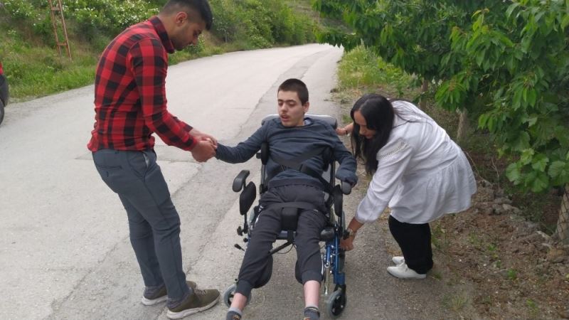 Gurbetçi vatandaştan engelli Yusuf’a tekerlekli sandalye
