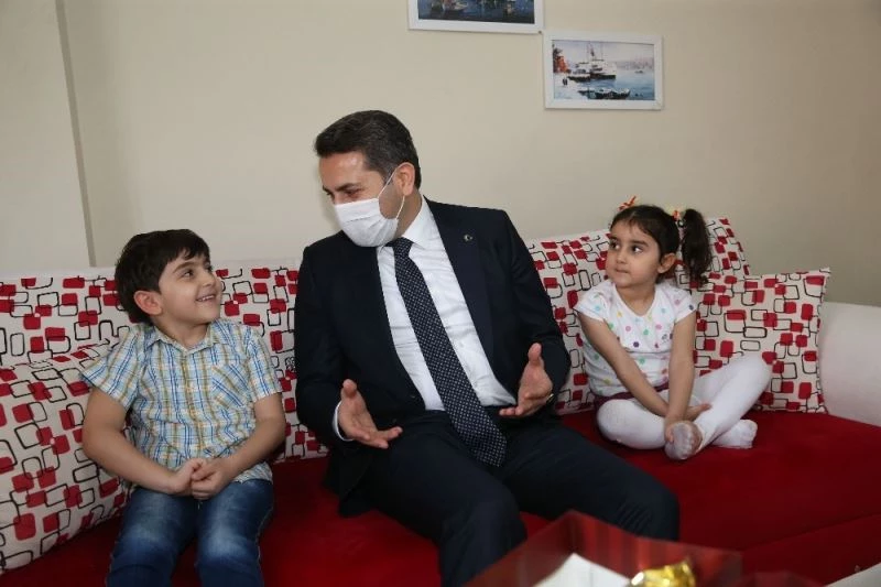 Evde sıkılan miniğin gözyaşları yerini sevince bıraktı
