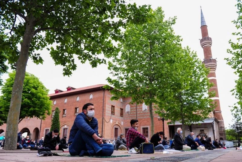 Camiler 74 gün sonra cemaatle buluştu
