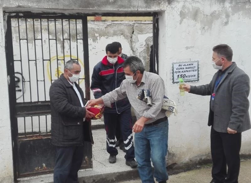 Cuma namazını kılan cemaate çikolata ikram edildi
