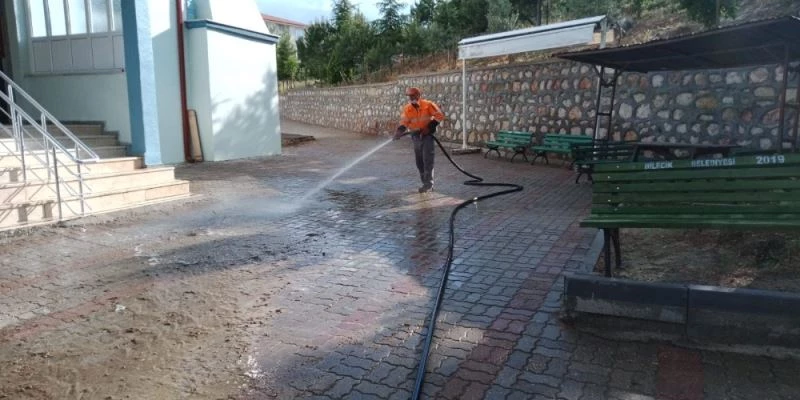 Cuma namazı kılınacak cami önleri yıkanarak temizlendi
