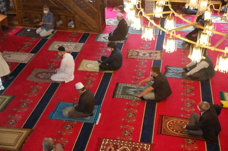 Cuma namazı uzun bir aranın ardından tekrar kılındı
