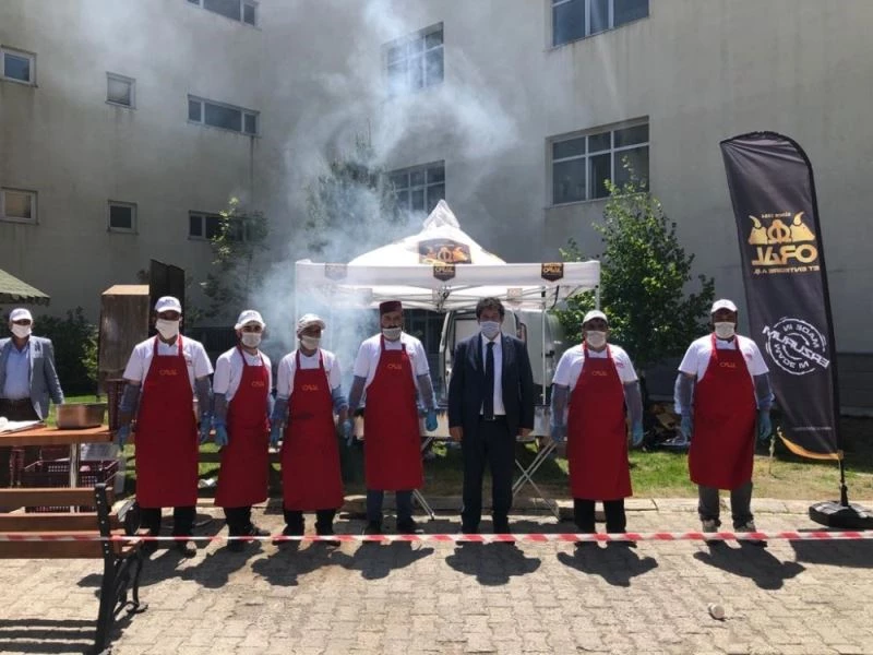 Sağlık çalışanlarına sucuk, ekmek ve ayran ikramında bulundular
