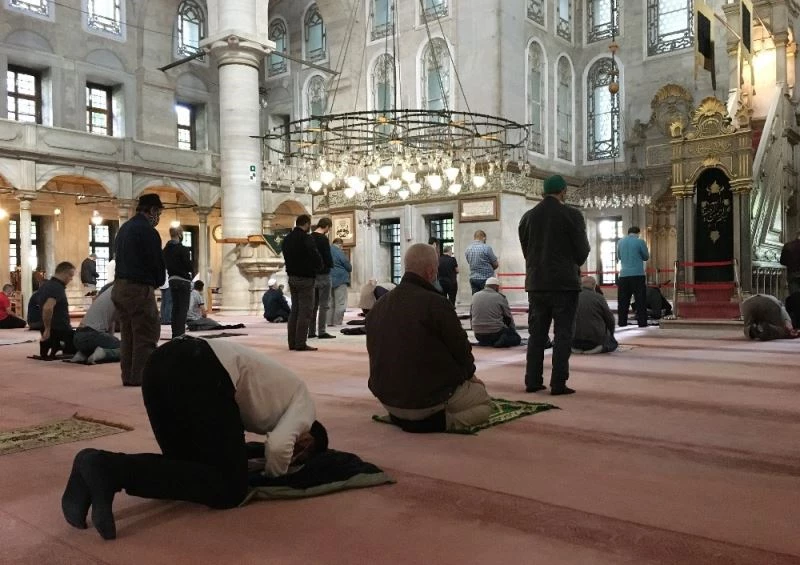 Camilerde ikindi namazı sosyal mesafeye uyularak kılındı
