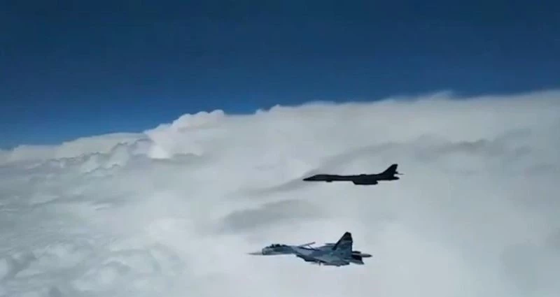 Rus savaş uçakları ABD bombardıman uçaklarına engelleme yaptı
