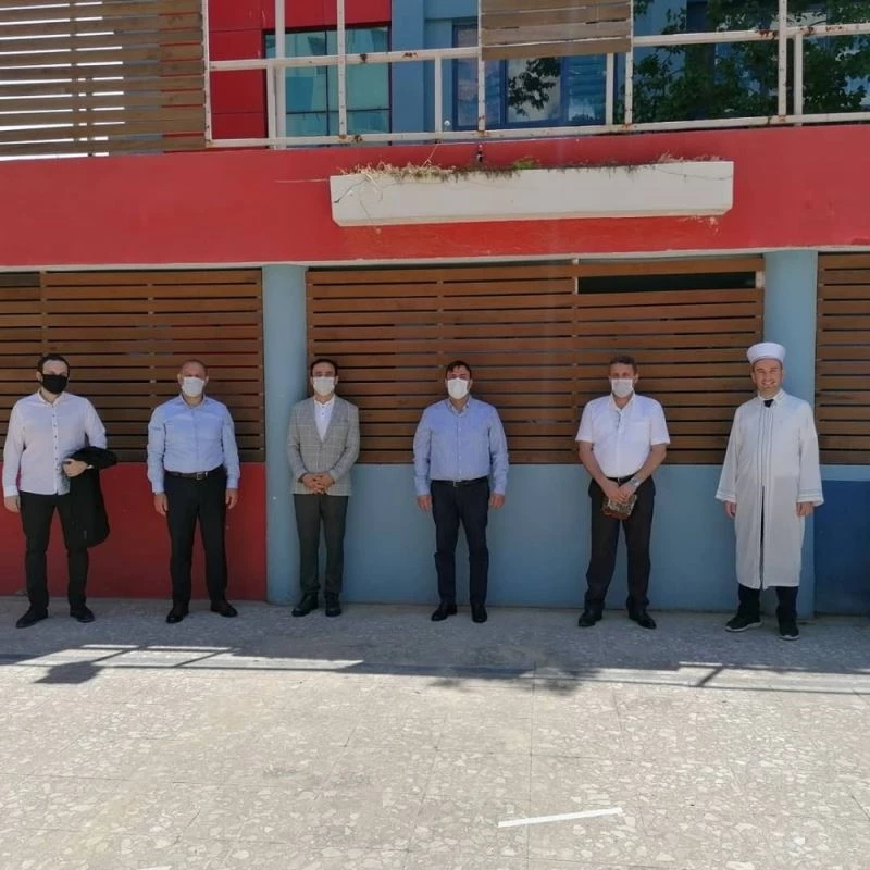 Vekil Bekle, cuma namazını imam hatip lisesinde kıldı
