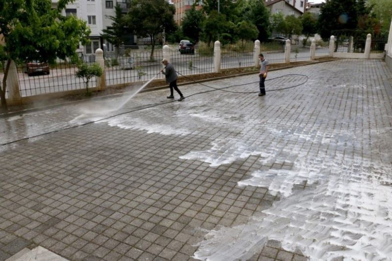 Kartal Belediyesi salgın sonrası kılınacak ilk cuma namazı için cami avlularını yıkadı
