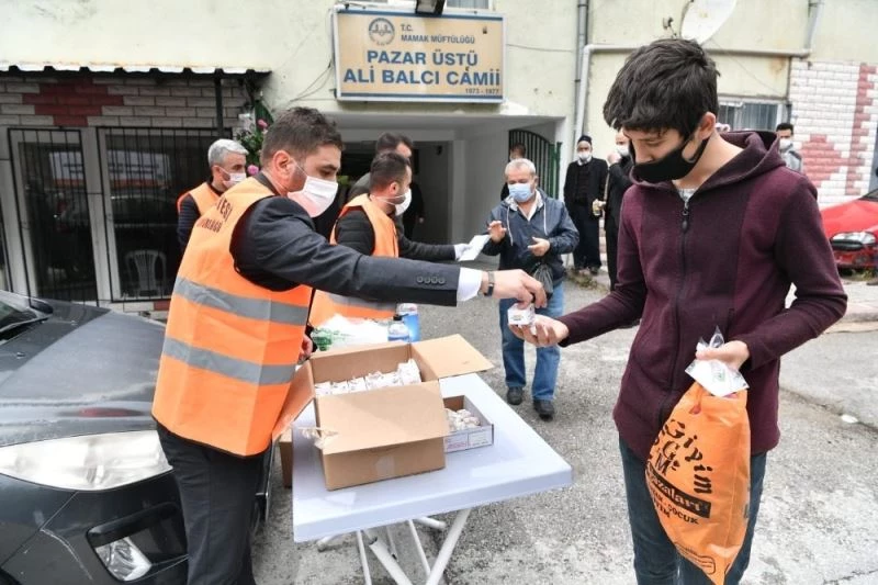 Mamak’ta cuma namazı öncesi maske ve seccade dağıtıldı
