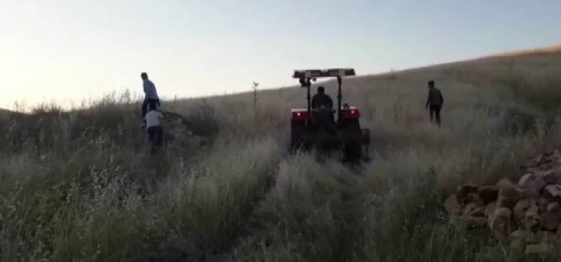 Gök taşı düştüğünü sonradan fark ettiler, tarlaya çıkıp aramaya başladılar
