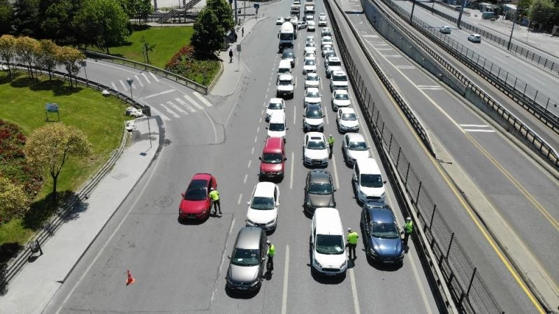 Kısıtlamayı hiçe sayıp ehliyetsiz yola çıktı
