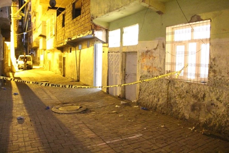 Diyarbakır’da silahlarla ev bastılar: 1 kadın öldü
