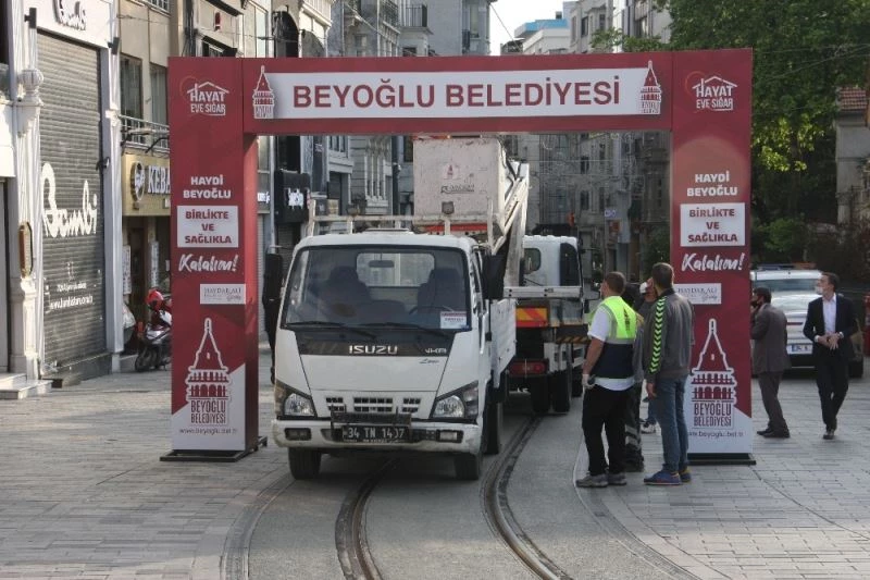 İstiklal Caddesi’nde gerginliğe neden olan Tak kaldırıldı
