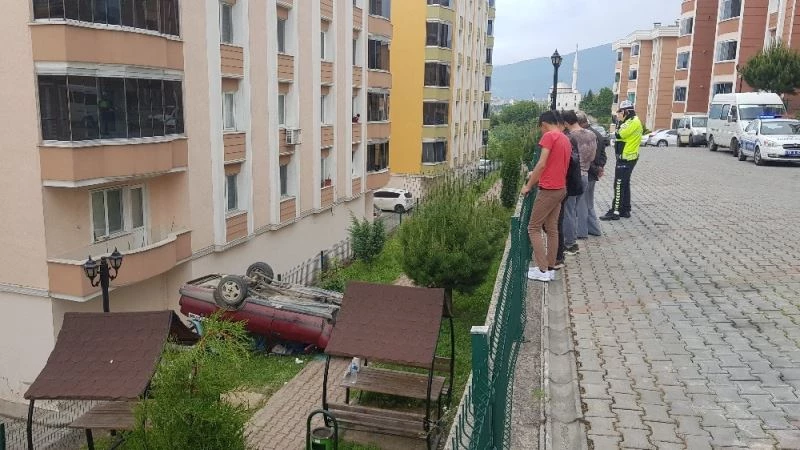 Yanlış vitese takınca site bahçesine devrildi
