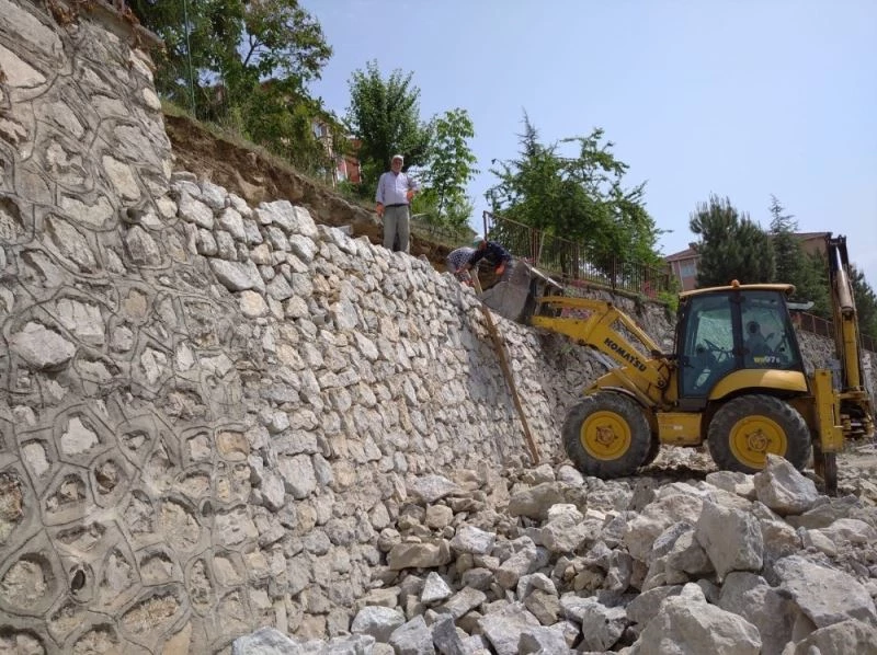 Yağışların hasar verdiği duvar yeniden örüldü
