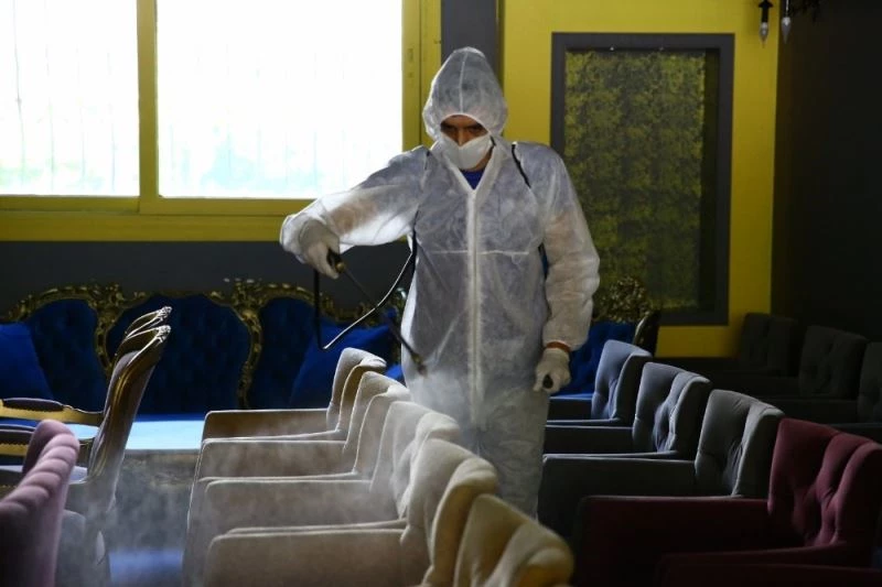 Büyükşehir açılacak dükkanları dezenfekte ediyor
