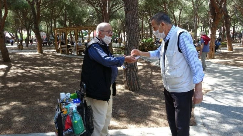 (Özel) Sokağa çıkma izninde gezmek yerine ekmek parası için yara bandı sattı
