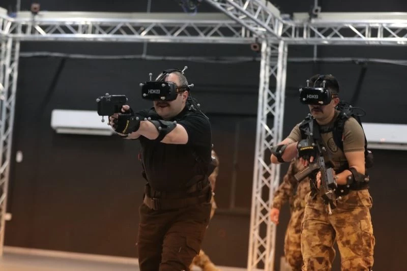 Bakan Varank, Polis Özel Harekat ile sanal operasyona katıldı
