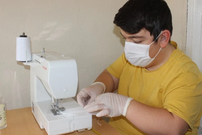 Sınava girecek öğrencilerin maskelerini özel öğrenciler dikiyor
