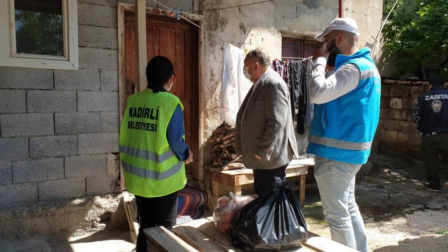 KADİRLİ BELEDİYESİ KAPI KAPI GIDA YARDIMI YAPIYOR