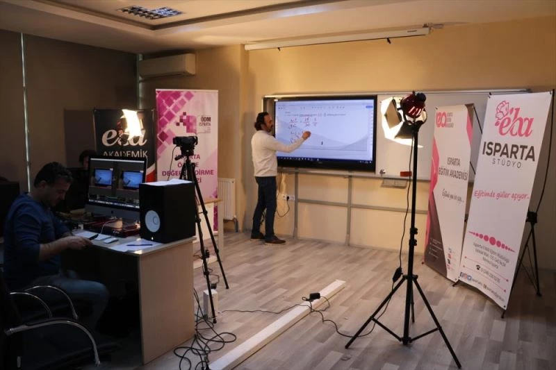 Gönüllü öğretmenler, öğrencilerin geleceği için her gün stüdyoya giriyor