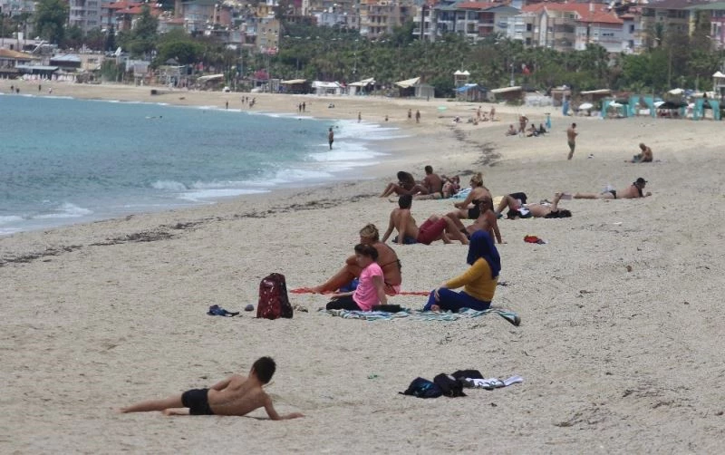 Alanyalılar 2.5 aydır hasret kaldığı denizin tadını çıkardı
