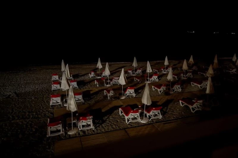 Konyaaltı Sahili kısıtlamanın ardından gece vakti ilk konuklarını ağırladı