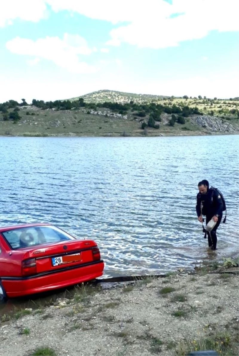 El freni çekilmeyen otomobil sulama göletine gömüldü
