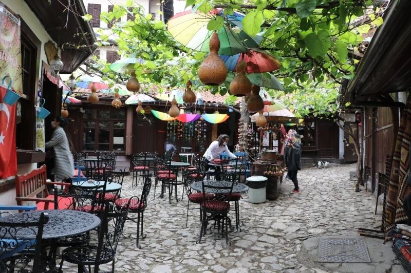 Tarihi kentte tarihi mekanlar açıldı
