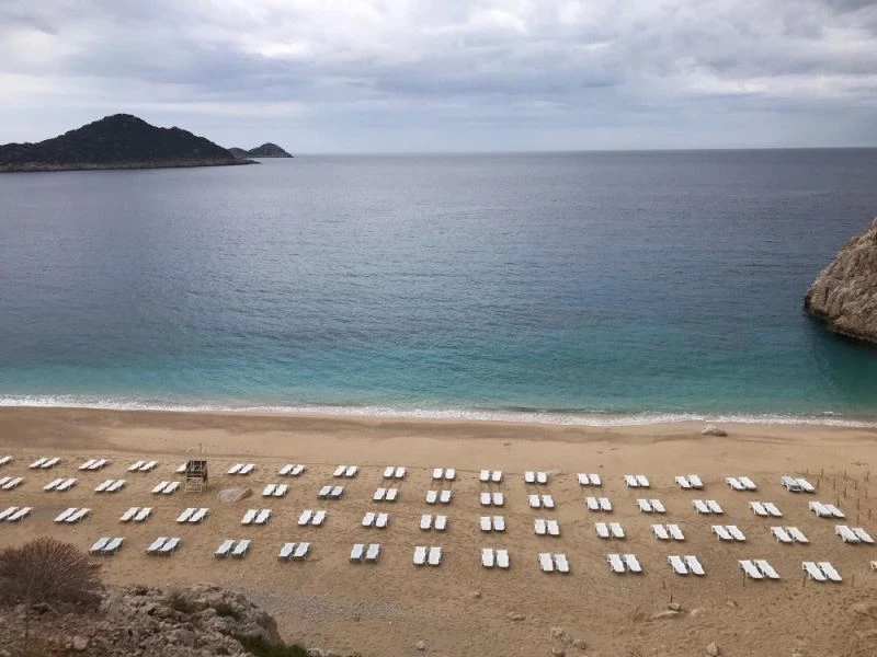 Kaputaş plajı, yasaktan kurtuldu yağmura takıldı
