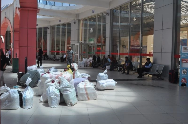 Seyahat kısıtlaması kalktı çuvalını alan yolcular otogara akın etti
