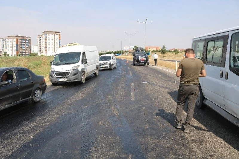 Sıcak hava asfaltı eritti, kayganlaşan yol kazaya neden oldu
