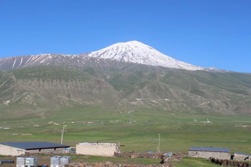 Havaların ısınmasıyla birlikte Ağrı Dağının yüksek kesimlerinde bulunan karlar erimeye başladı
