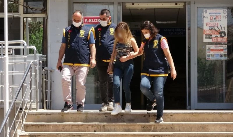 Kuyumcuları sahte altın ile dolandıran 2 şahıs yakalandı
