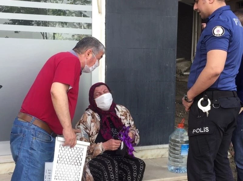 Ölen kedisi için ağıt yaktı
