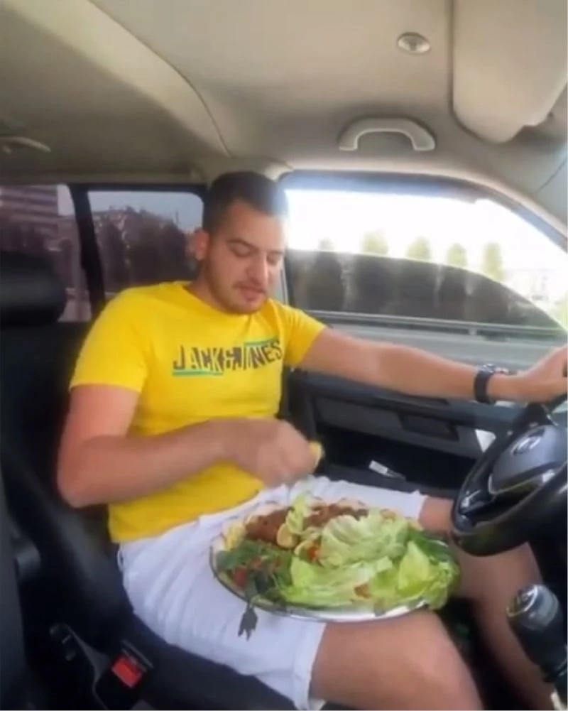 Batuhan Dura bu sefer direksiyonda bir tepsi çiğ köfte yedi
