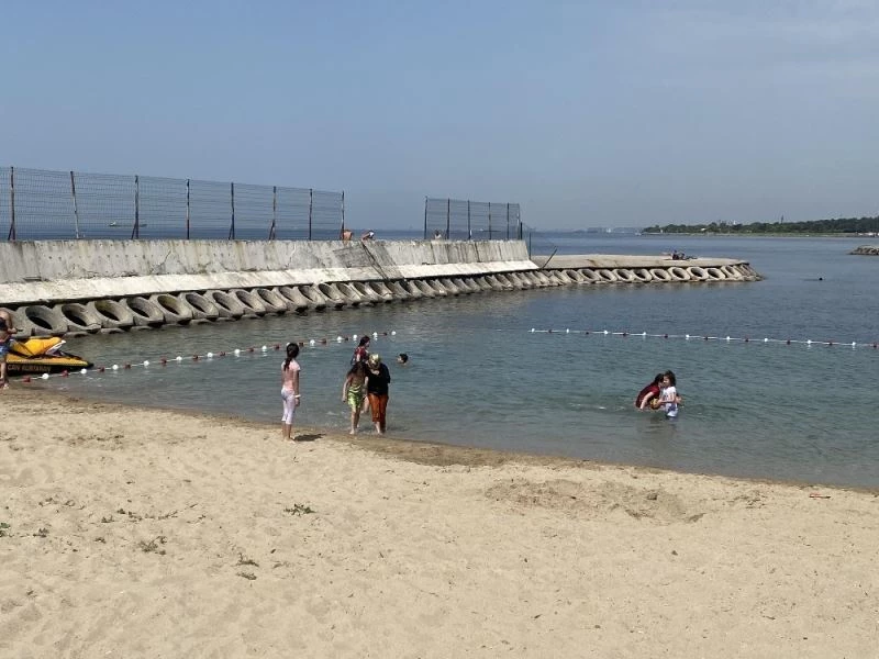 Kısıtlamaların kalkmasıyla birlikte Caddebostan sahilde denize girdiler
