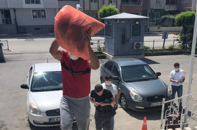 Mağazadan kıyafet hırsızlığına 2 gözaltı
