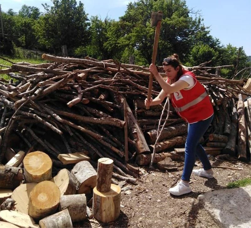 Yaşlı kadının odunlarını Kızılay kırdı
