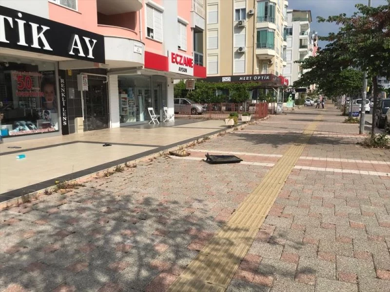 Evinin penceresinden aşağıya eşya atan kişi, özel harekat polislerince ikna edildi