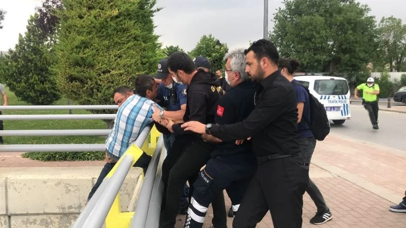 ‘Çocuğumu göremiyorum’ dedi köprüden atlamaya çalıştı
