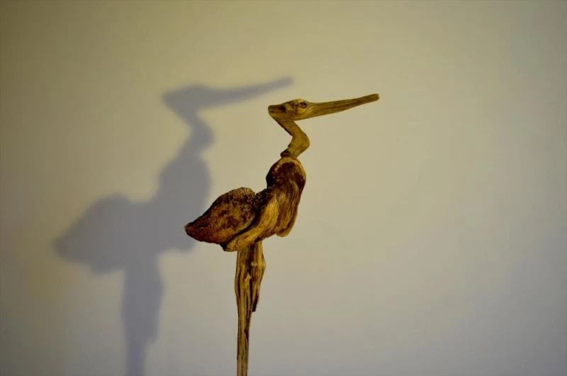 Sahilden topladığı ağaç parçalarını sanat eserine dönüştürüyor